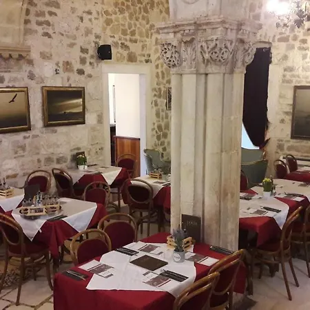 Pensión Gothic Palace Heritage 4*