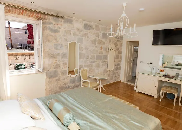 Gothic Palace Heritage בית הארחה