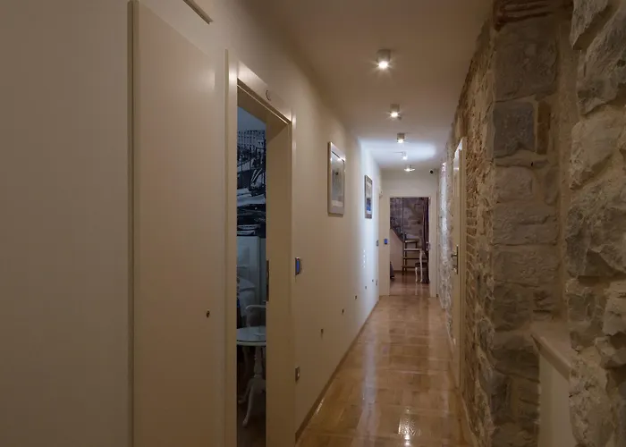 Gothic Palace Heritage בית הארחה 4*